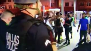 ‘Drunk’ Protesters Loot Convenience Store, ‘Taunt’ Officers After Dallas Police Massacre