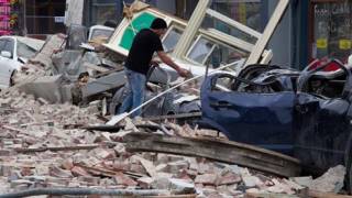 Quake in New Zealand kills at least 65, traps more