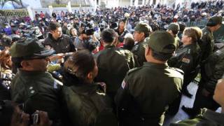 Bolivian police mutiny and riot over pay, stage set for coup