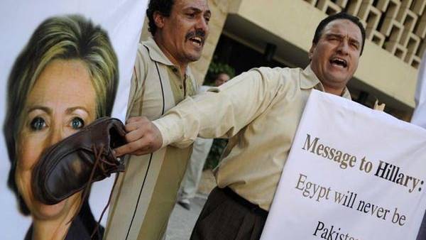Egyptians pelt Hillary Clinton’s motorcade with tomatoes, shoes