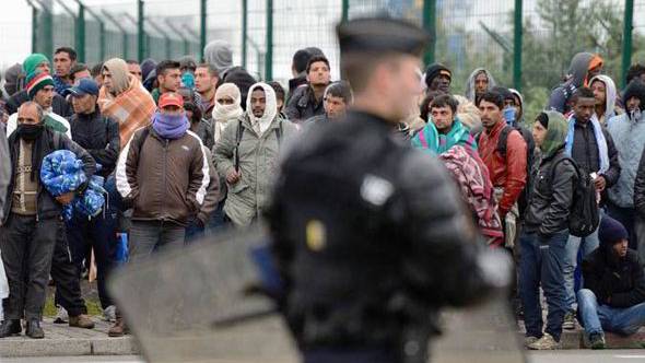 Hundreds of illegals demand the French send them to Great Britain