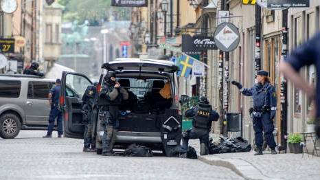 Central Stockholm cordoned off after man with ’explosives’ enters building; Anger at ’parties in parliament’