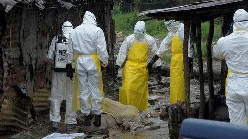 UN calls for tests on passengers in Ebola crackdown