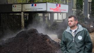Protesting French farmers dump tons of manure at govt buildings