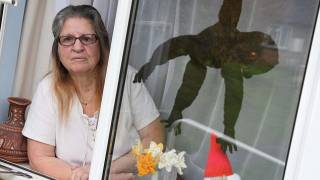 Future of the UK: Police confront granny who put ‘racially offensive’ gorilla in window– even though no one complained