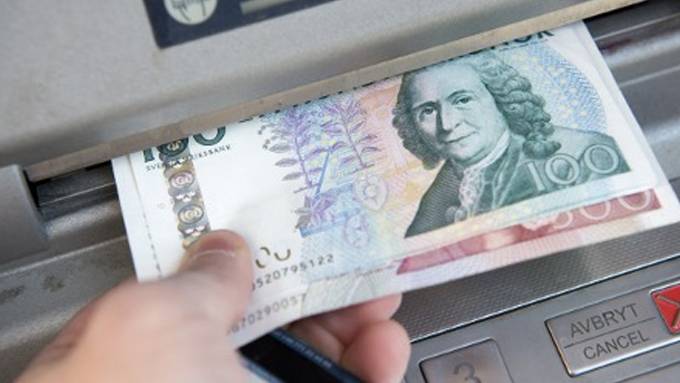 Swedish central bank cuts key rate further below zero