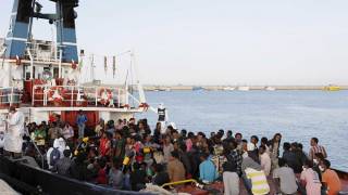 Mediterranean migrant crossings to Europe top 100,000 in 2015: UN refugee agency