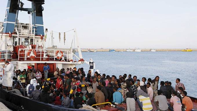 Mediterranean migrant crossings to Europe top 100,000 in 2015: UN refugee agency