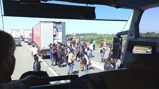 Rioting Migrants Attempt to Hijack Trucks Heading for UK