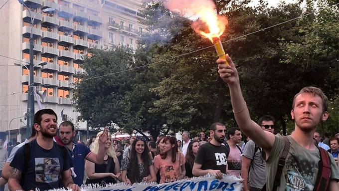 Young Greeks flee abroad as crisis deepens