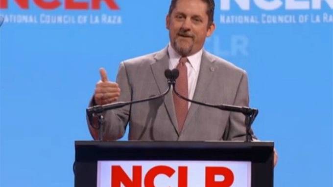 Kansas Mayor Boasts at La Raza Conference: 62 Languages Spoken in Our School District