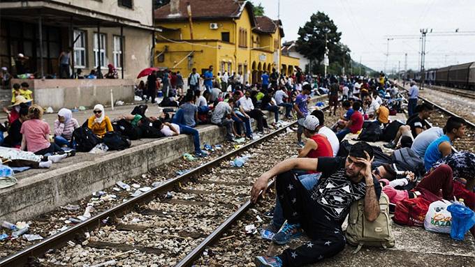 Thousands of migrants race to catch last trains into backdoor of Europe before Hungary completes border fence