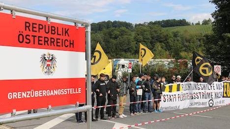 Identitarian activists block border crossing in Austria