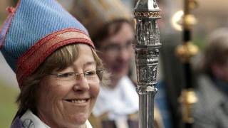 World's First Lesbian Bishop Calls for Church to Remove Crosses, to Install Muslim Prayer Space