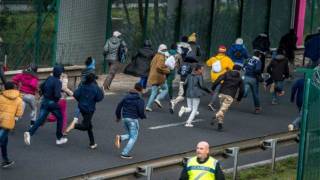 Calais Security Overwhelmed by Migrant Crisis, Outnumbered 18:1