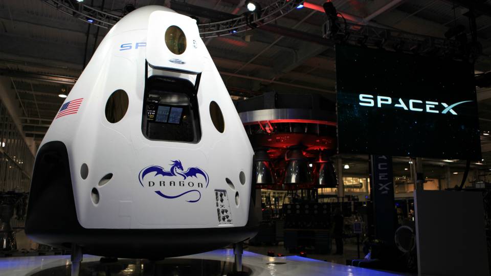 SpaceX Delays First Crewed Dragon Flight Until 2018