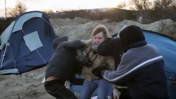 Dutch journalist mugged by three armed refugees in Calais France