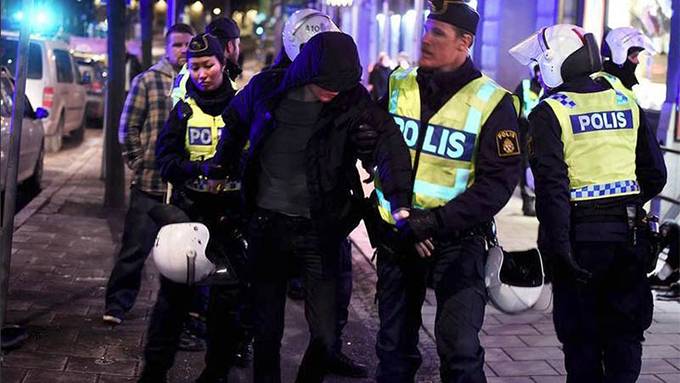Police Attack Patriots in Stockholm