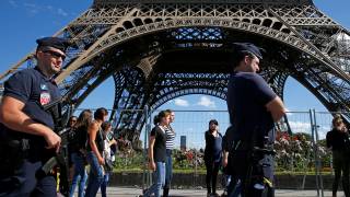 Paris to build €20mn Bombproof Wall to Guard Eiffel Tower Against Terrorist Attacks