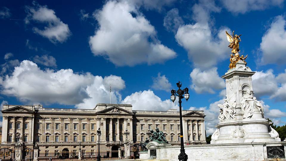 Man with Knife Arrested Outside Buckingham Palace Moments ...