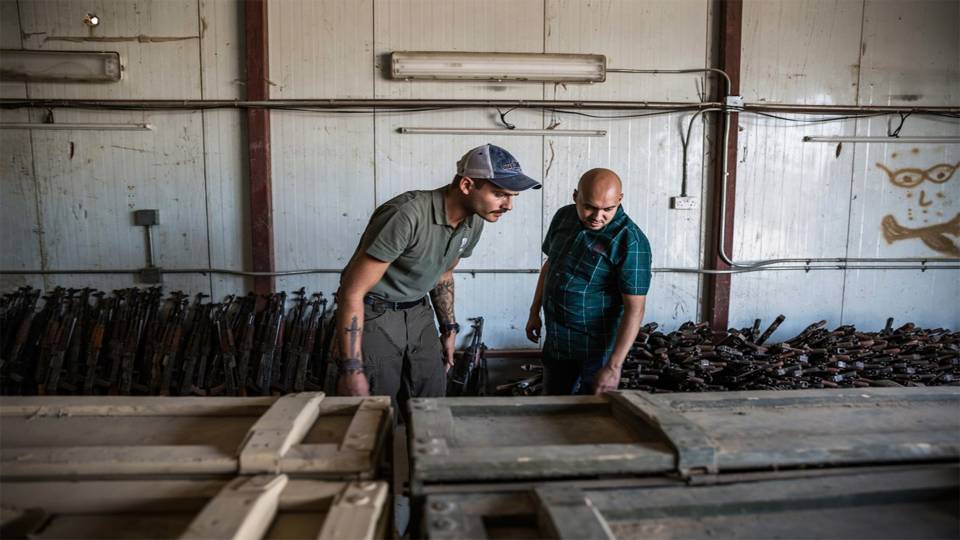 Journalist Reveals How Arms Experts Tracked Down Illicit US Supplies to Iraq ISIS Workshop