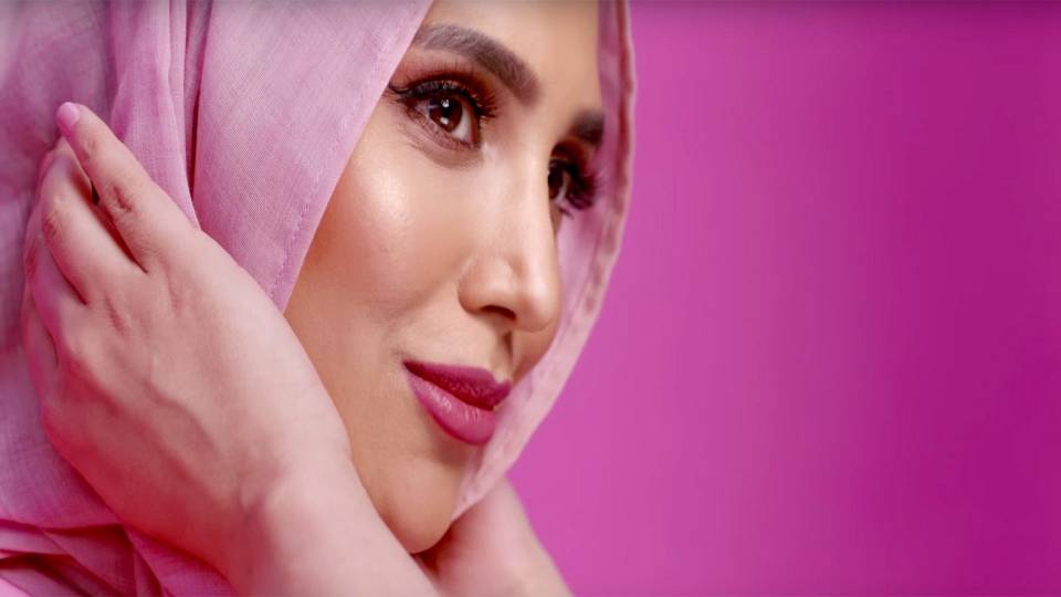 L'Oreal Model Steps down After Anti-Israel Tweets Uncovered