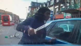 Part and Parcel: London Thug Uses Huge Knife to Attack Driver on Busy Street