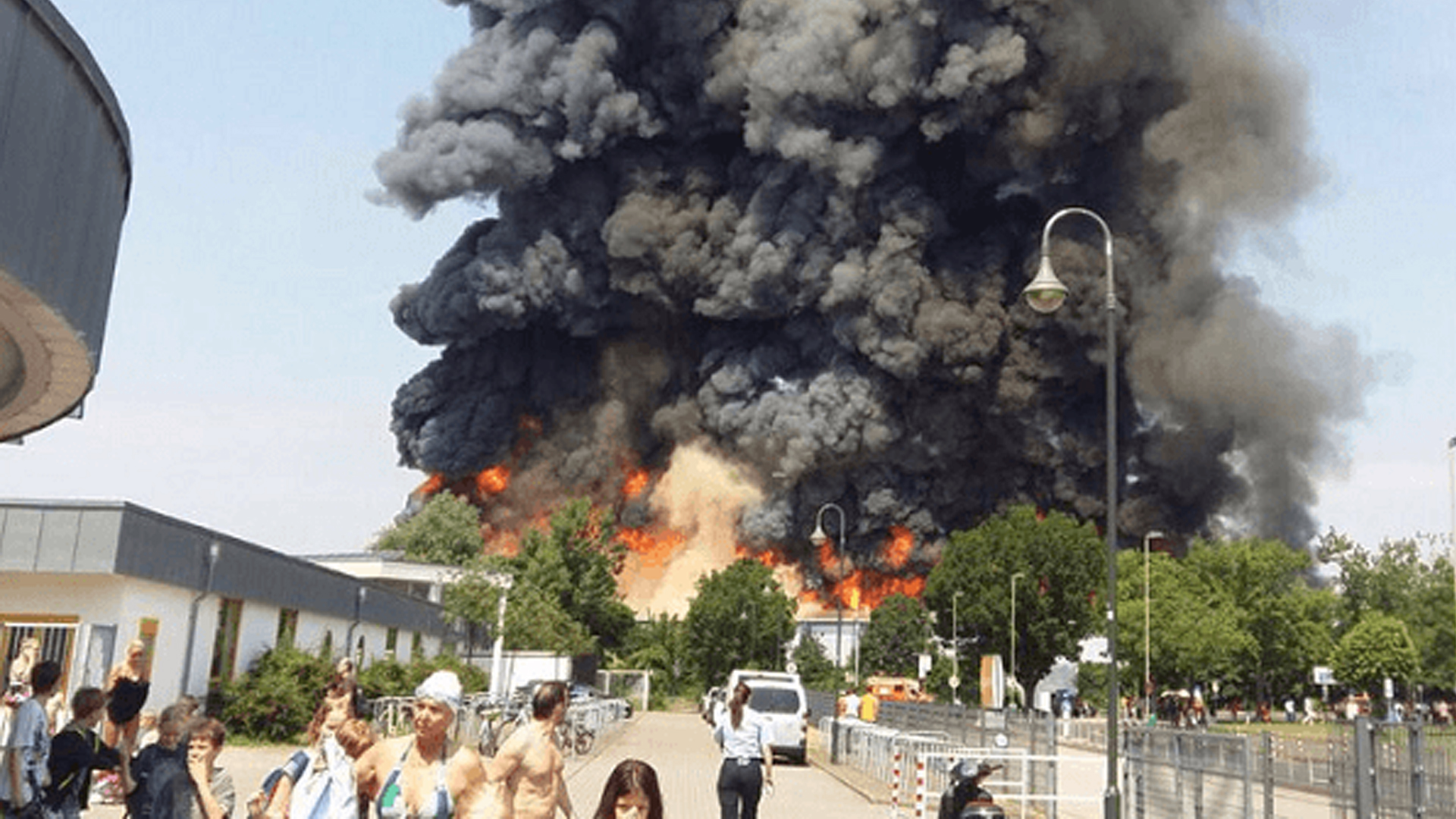 Refugee camp in Dusseldorf is burned down by migrants