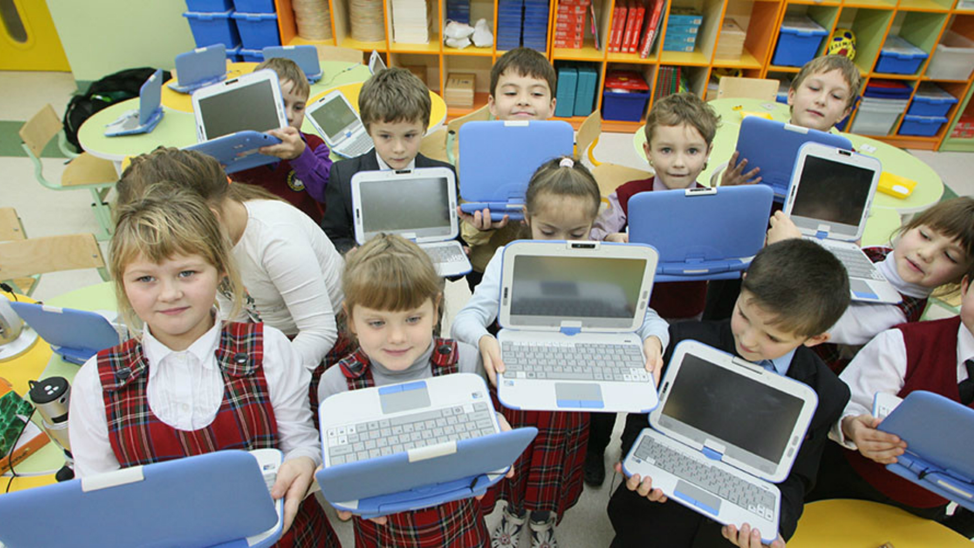 Ученики за компьютерами в школе