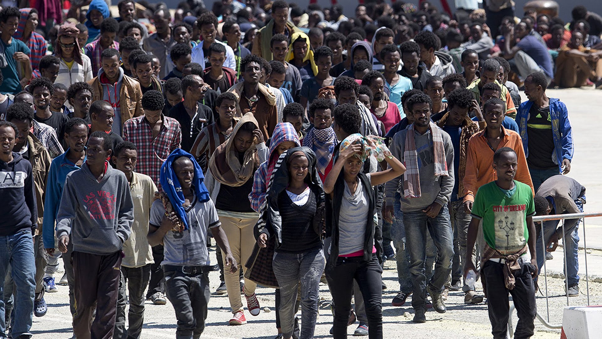 Наибольшее количество иммигрантов. Толпа мигрантов. Беженцы из Африки. Мигранты в Европе. Мигранты Африка.