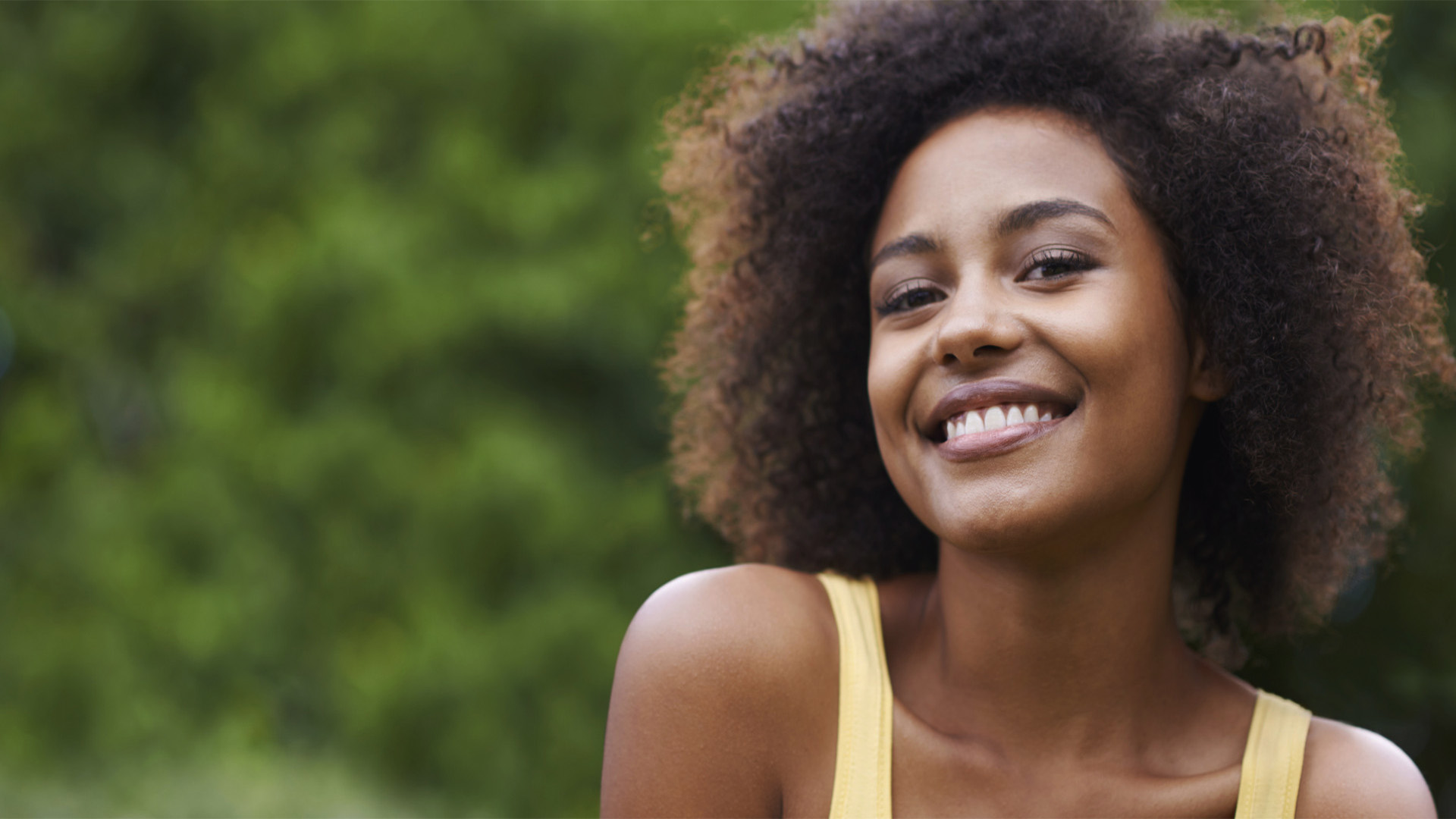 Single black female. Afro smile. Негроидные девушки стеснительные. Негроидные девушки стеснительные нервозные. Smiling African woman.